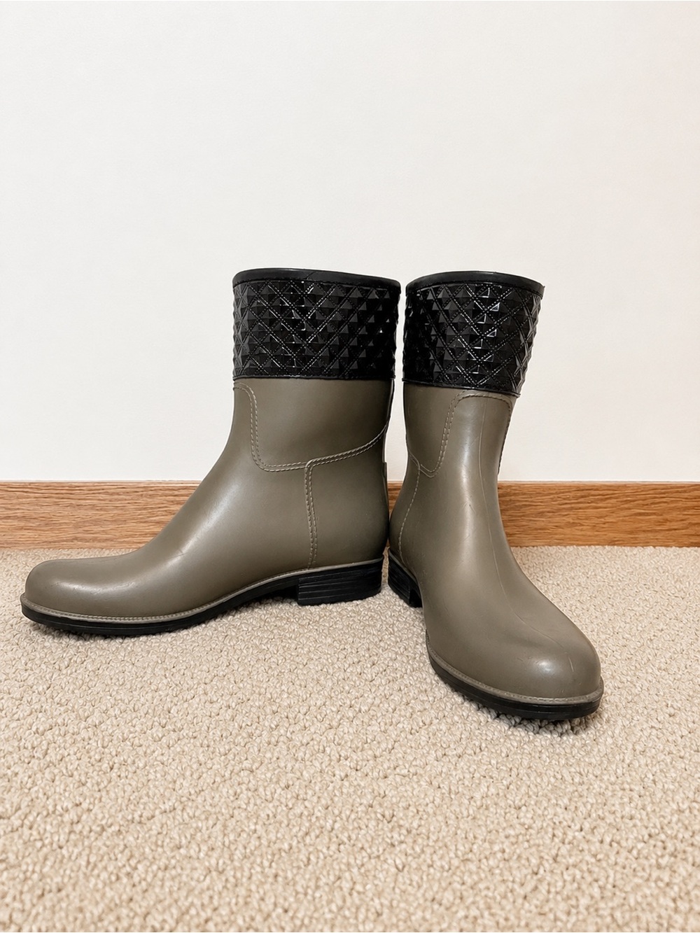dav Women’s Size 10 Olive Gray Rain Boots Black Quilted Cuff